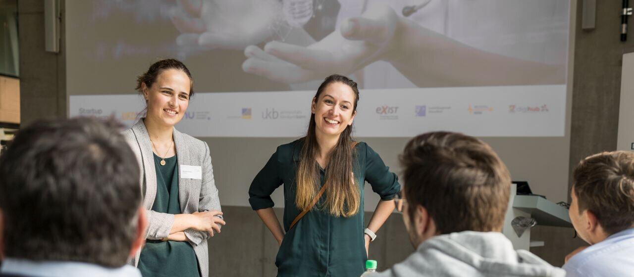 Sandra Zeidler and Dr. Christine Wuebben (from left to right) from Bonn at the Pitch4Med Contest at the Heinrich Heine University Düsseldorf