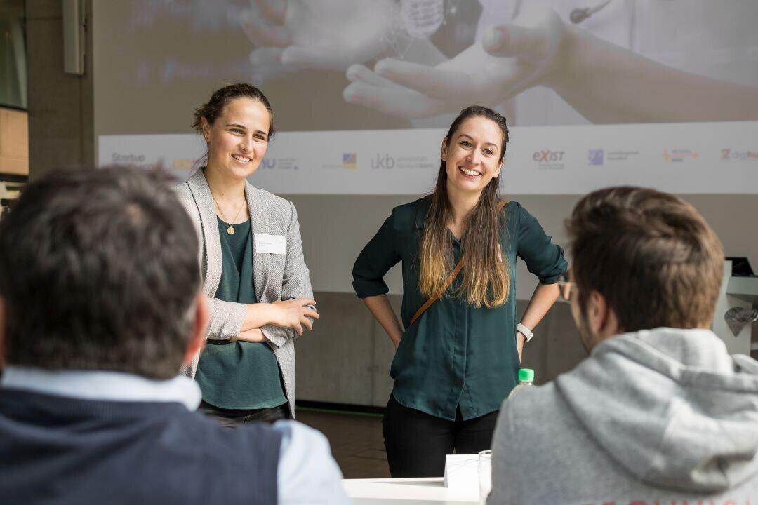 Sandra Zeidler and Dr. Christine Wuebben (from left to right) from Bonn at the Pitch4Med Contest at the Heinrich Heine University Düsseldorf