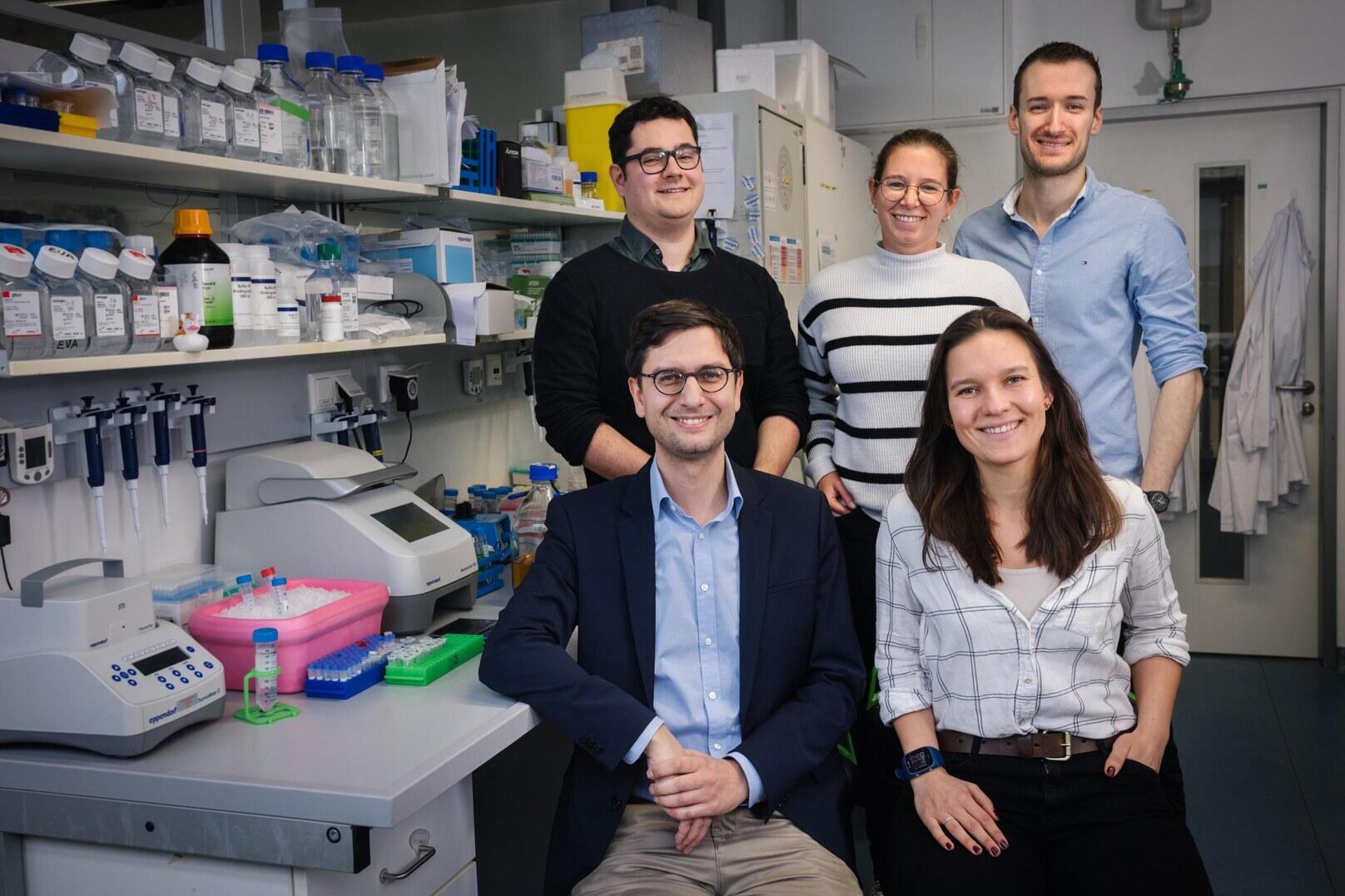 Showing how the genes relevant to diseases can be identified more easily - (clockwise from top left): Alexander Hoch, Katja Blumenstock, Marius Jentzsch, Caroline Fandrey und Prof. Jonathan Schmid-Burgk.