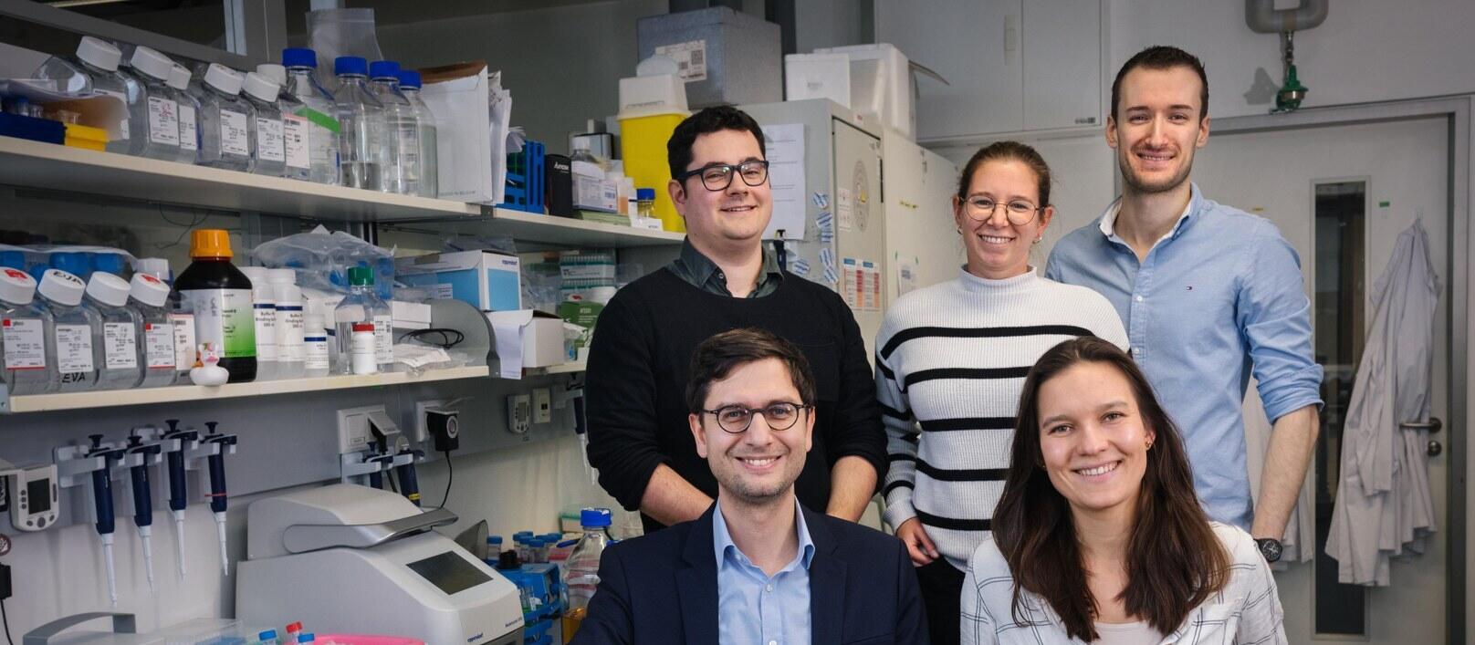 Showing how the genes relevant to diseases can be identified more easily - (clockwise from top left): Alexander Hoch, Katja Blumenstock, Marius Jentzsch, Caroline Fandrey und Prof. Jonathan Schmid-Burgk.