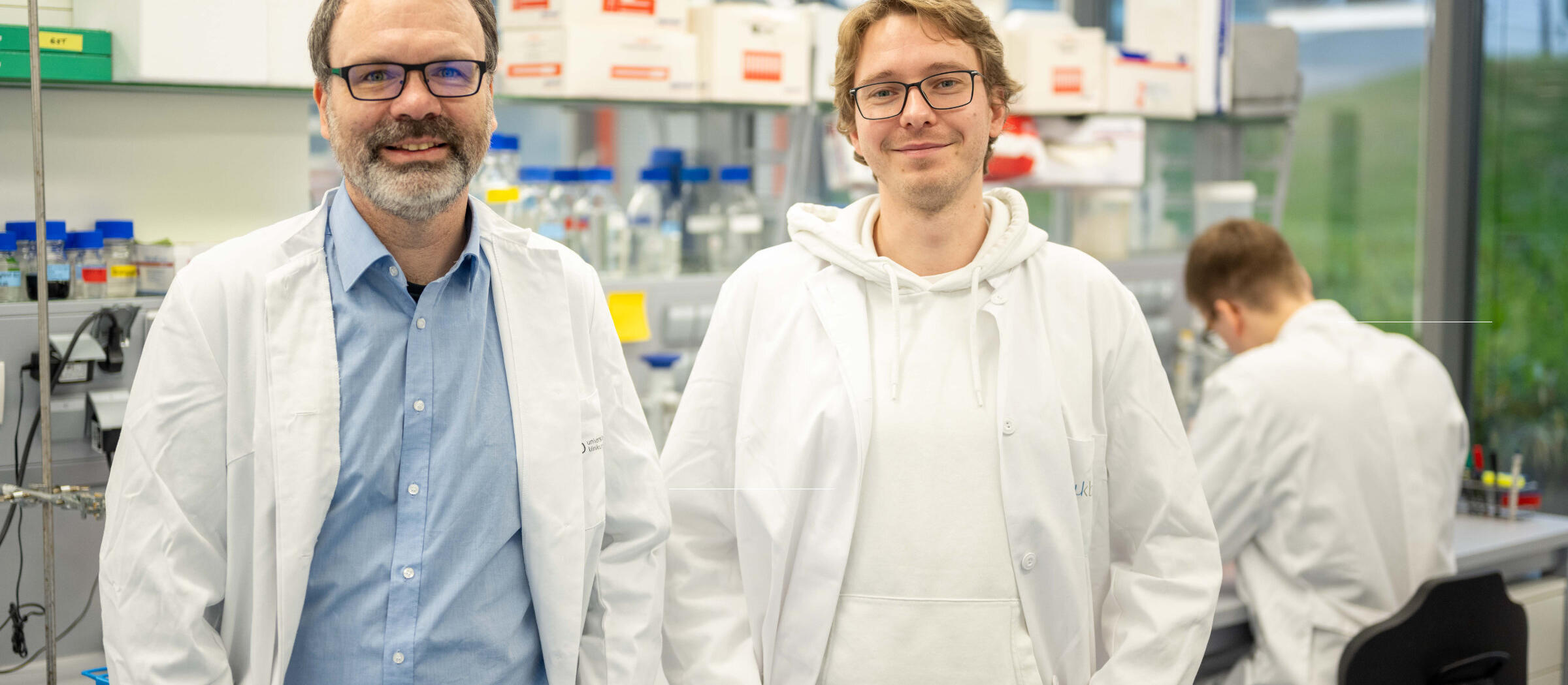 Scientists from the University Hospital Bonn and the University of Bonn discover an important membrane transport mechanism in pathogenic bacteria. PD Dr. Gregor Hagelueken (left) and Philipp Hendricks (right) are part of the research team.