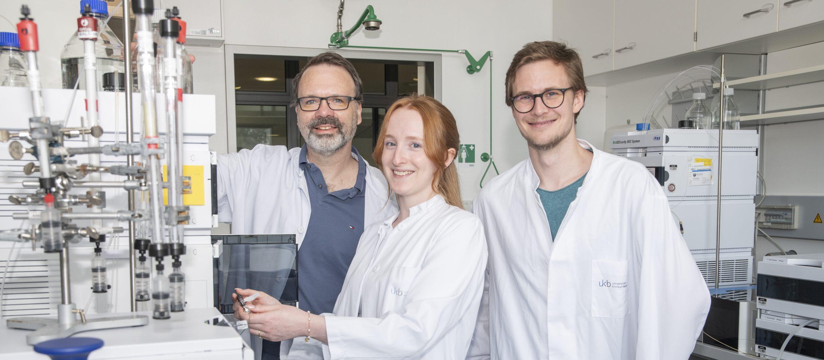 Sophie Binder, Gregor Hagelüken, Niels Schneberger in the laboratory