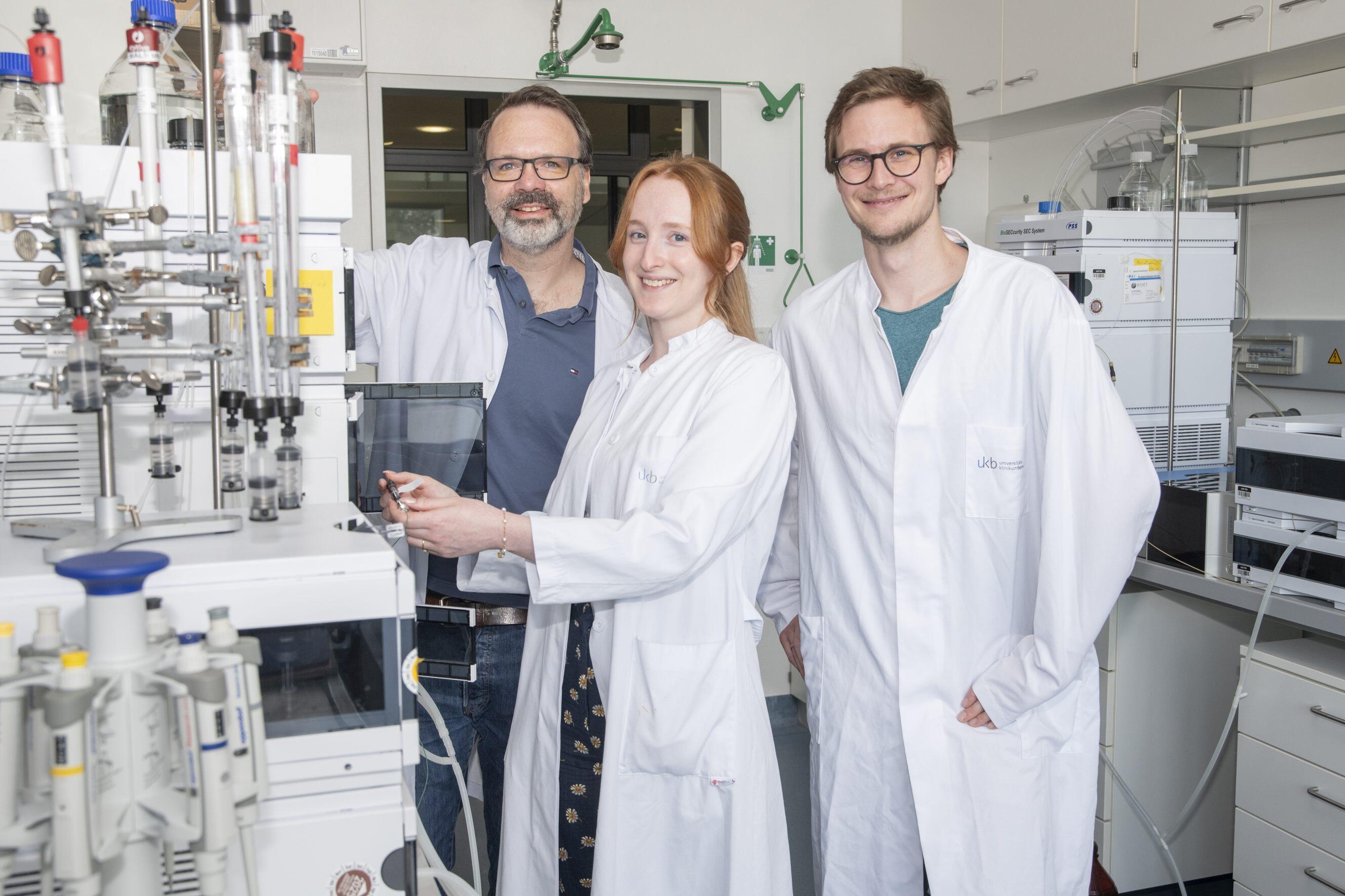 Sophie Binder, Gregor Hagelüken, Niels Schneberger in the laboratory