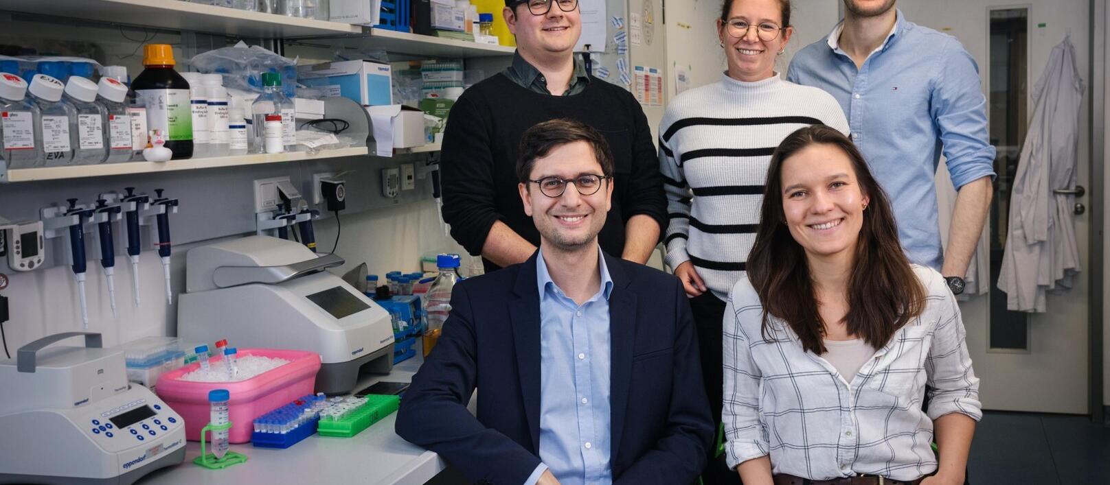 Showing how the genes relevant to diseases can be identified more easily - (clockwise from top left): Alexander Hoch, Katja Blumenstock, Marius Jentzsch, Caroline Fandrey und Prof. Jonathan Schmid-Burgk.